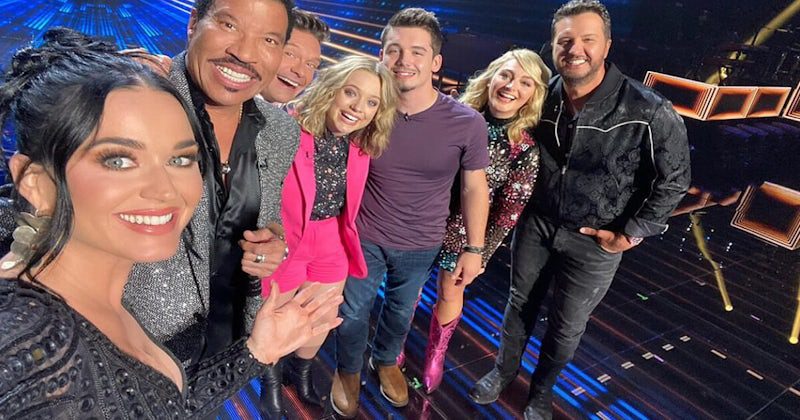 Смотрите телешоу «Американский идол».