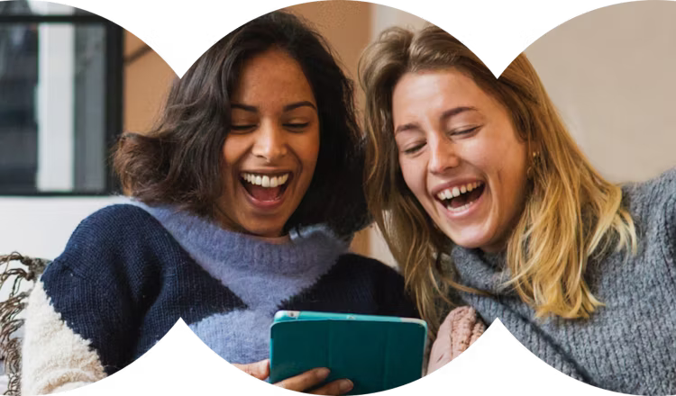 Bild von Freunden beim Streaming mit runden Kanten